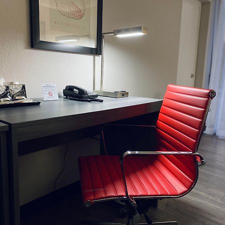Ramada By Wyndham Hartford North - Bradley Airport Hotel Windsor Locks Bagian luar foto