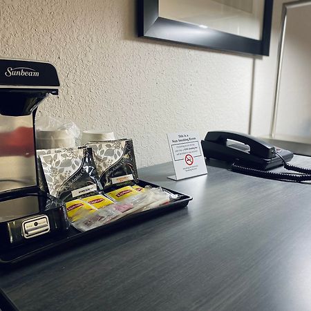 Ramada By Wyndham Hartford North - Bradley Airport Hotel Windsor Locks Bagian luar foto