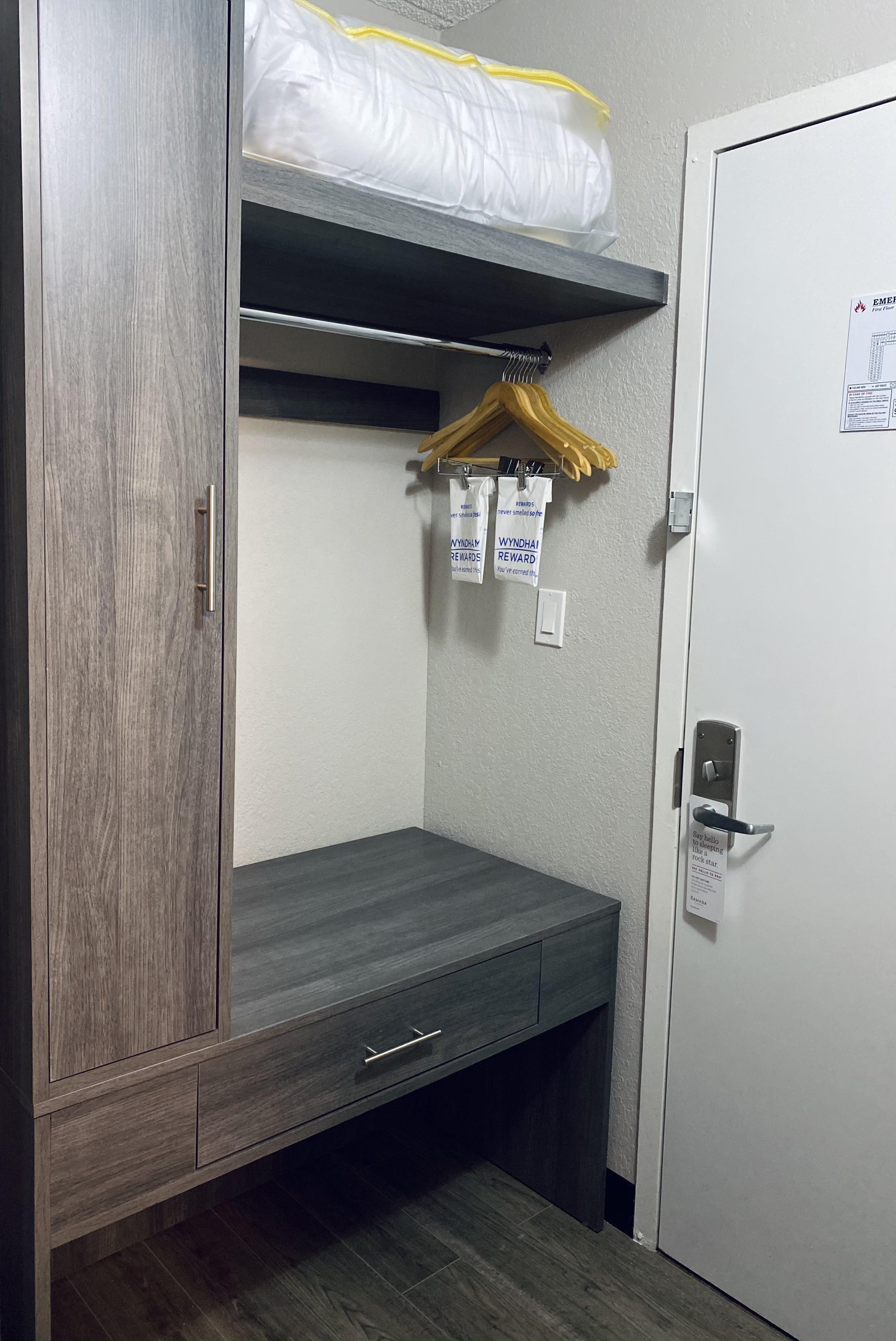 Ramada By Wyndham Hartford North - Bradley Airport Hotel Windsor Locks Bagian luar foto