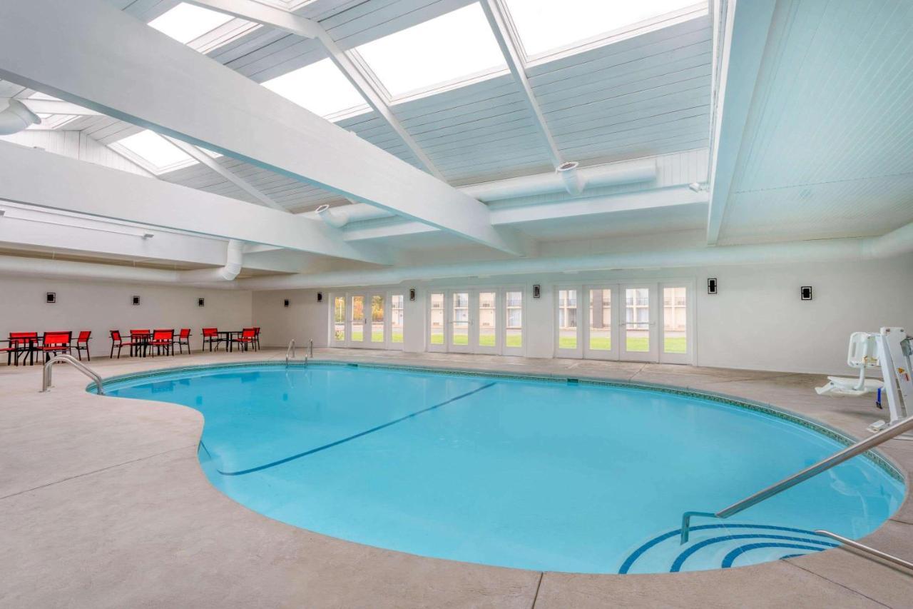Ramada By Wyndham Hartford North - Bradley Airport Hotel Windsor Locks Bagian luar foto