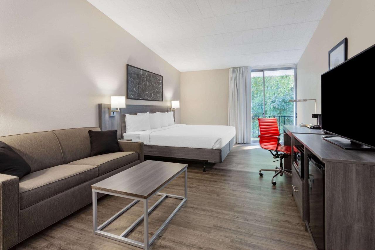Ramada By Wyndham Hartford North - Bradley Airport Hotel Windsor Locks Bagian luar foto