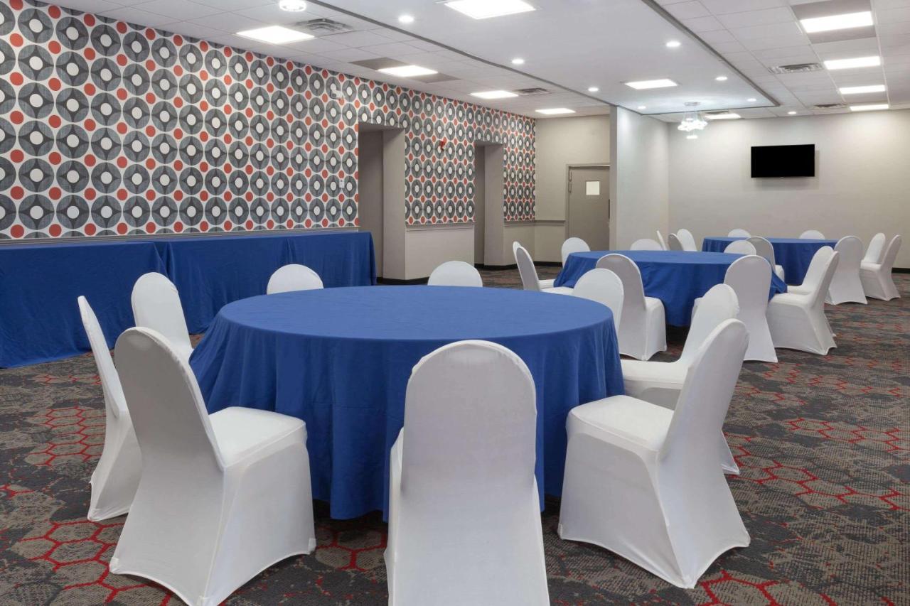 Ramada By Wyndham Hartford North - Bradley Airport Hotel Windsor Locks Bagian luar foto