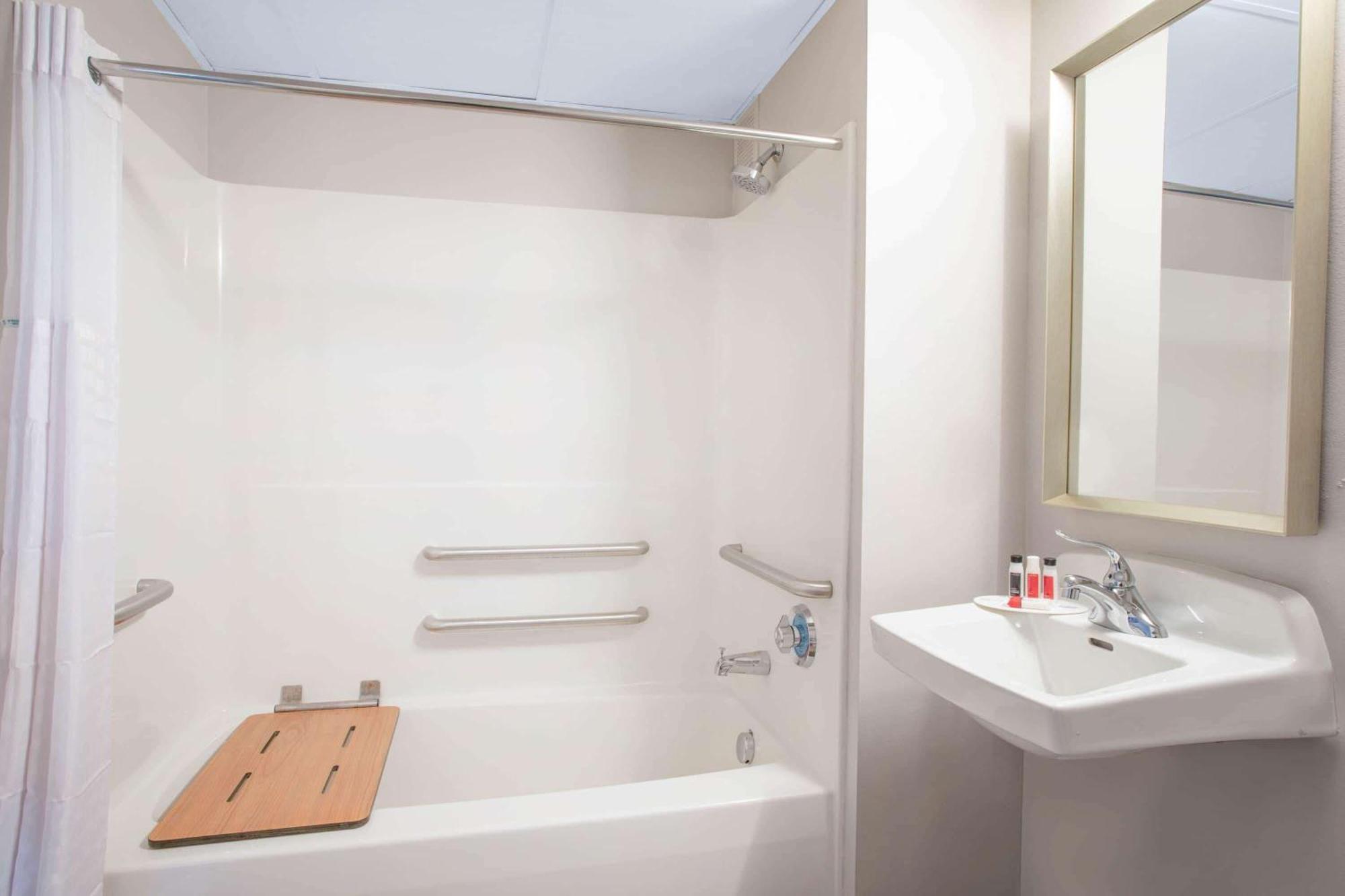 Ramada By Wyndham Hartford North - Bradley Airport Hotel Windsor Locks Ruang foto