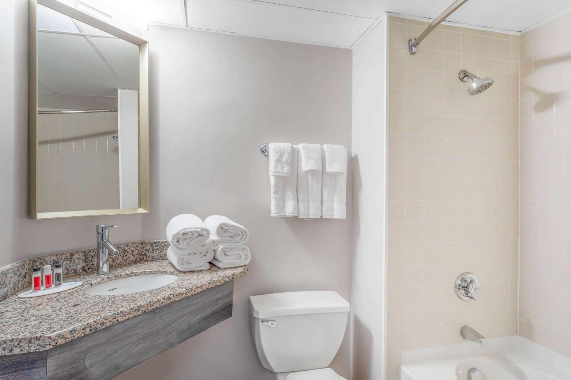 Ramada By Wyndham Hartford North - Bradley Airport Hotel Windsor Locks Ruang foto